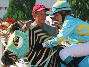 Im Rennstall ist das Zebra los! Im Rennstall ist das Zebra los!