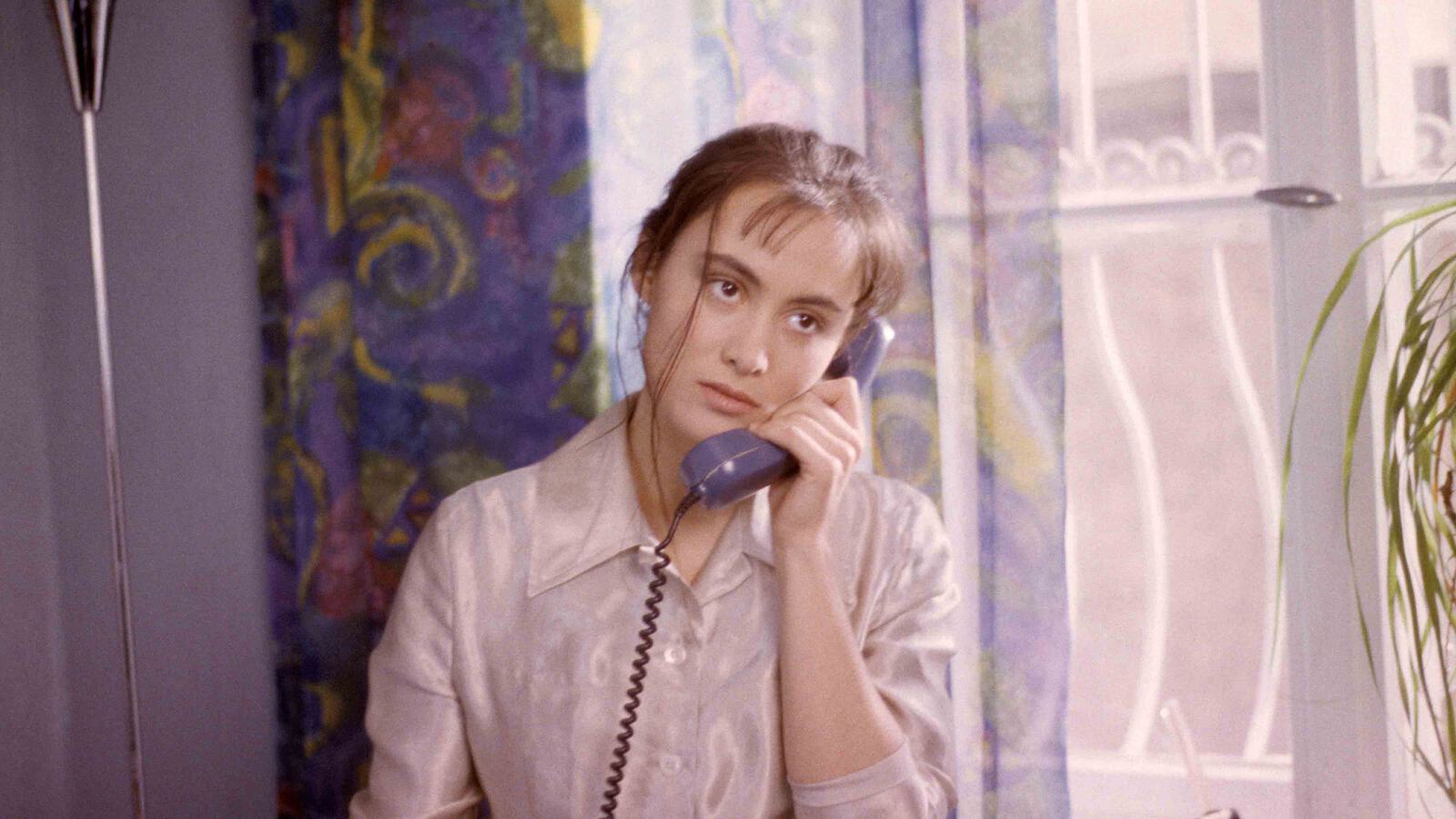 Idil Üner am Telefon