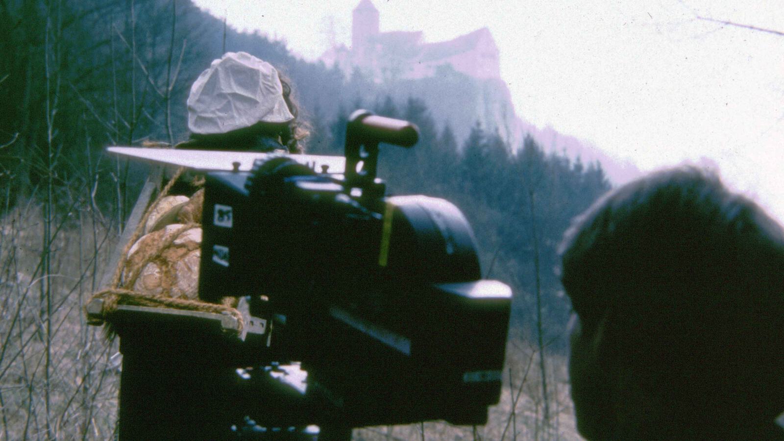 Vorn am Kompendium der Kamera wird eine Markierung aufgeklebt, wohin die Darstellerin schauen soll