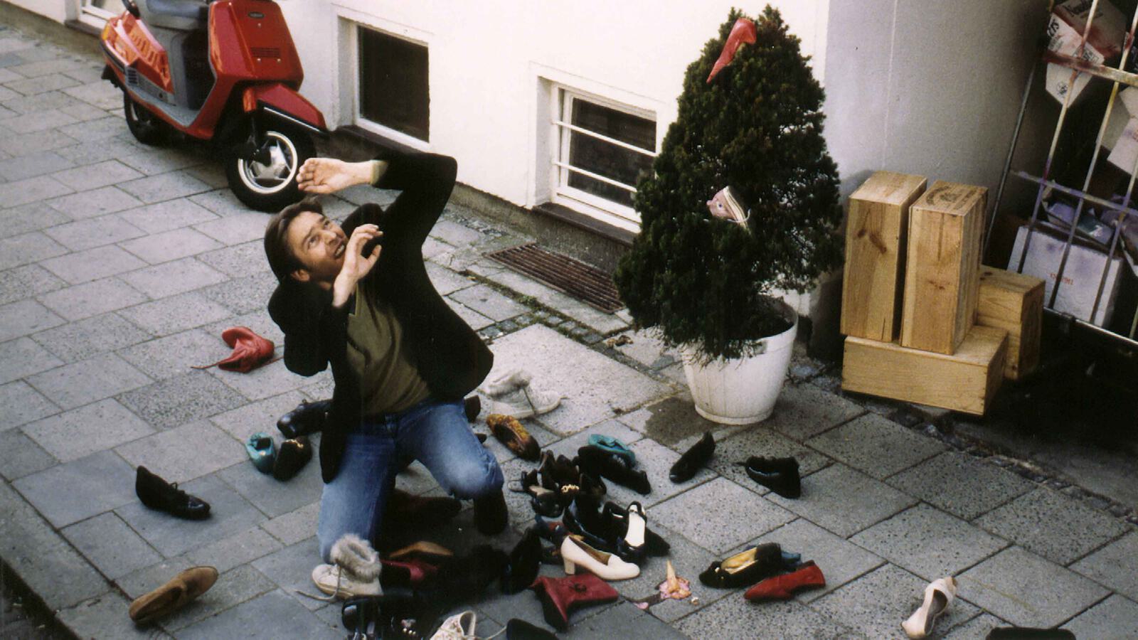 Schuhfetischist Paul wird mit Schuhen beworfen