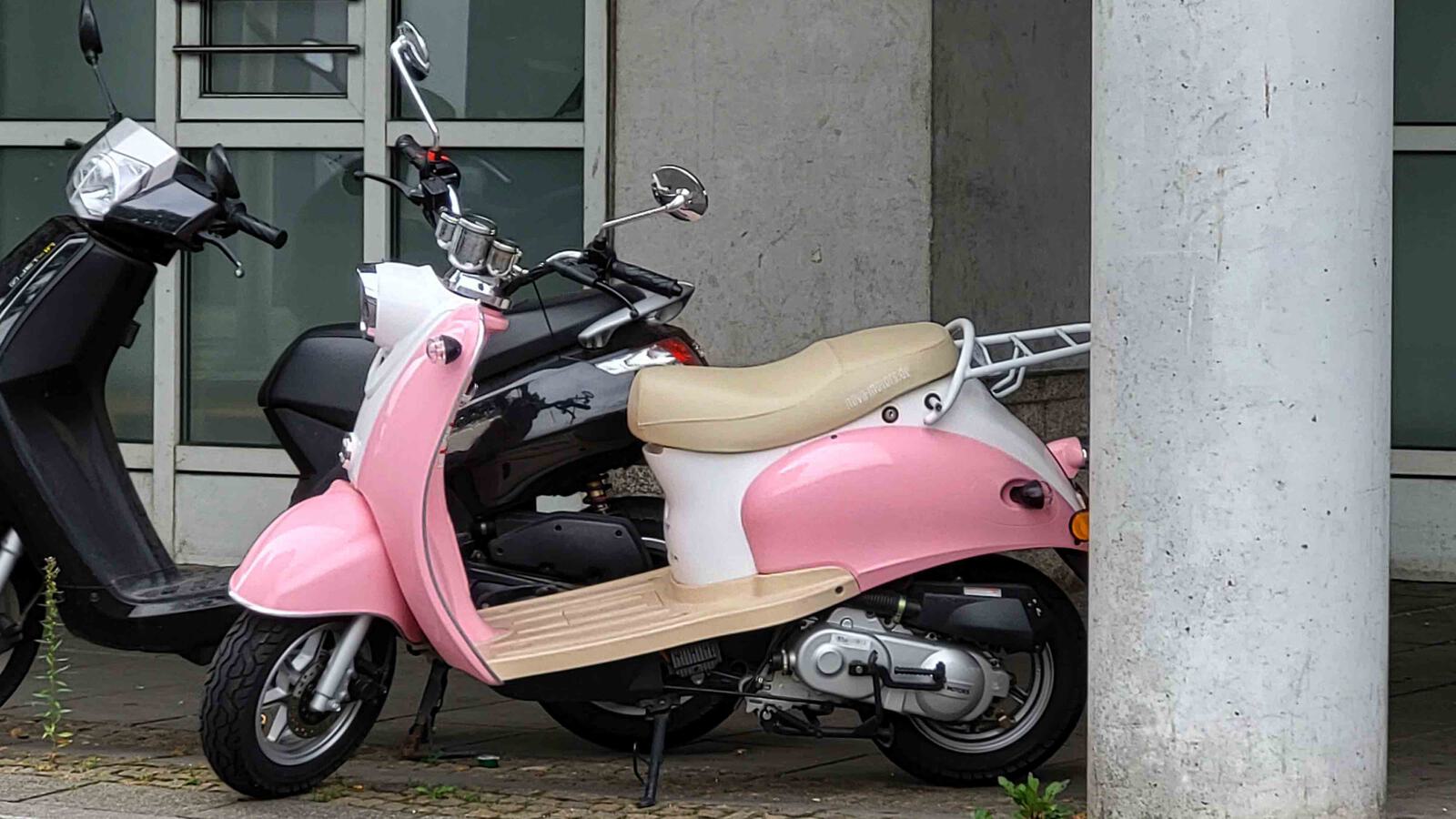 Vespa in Pink