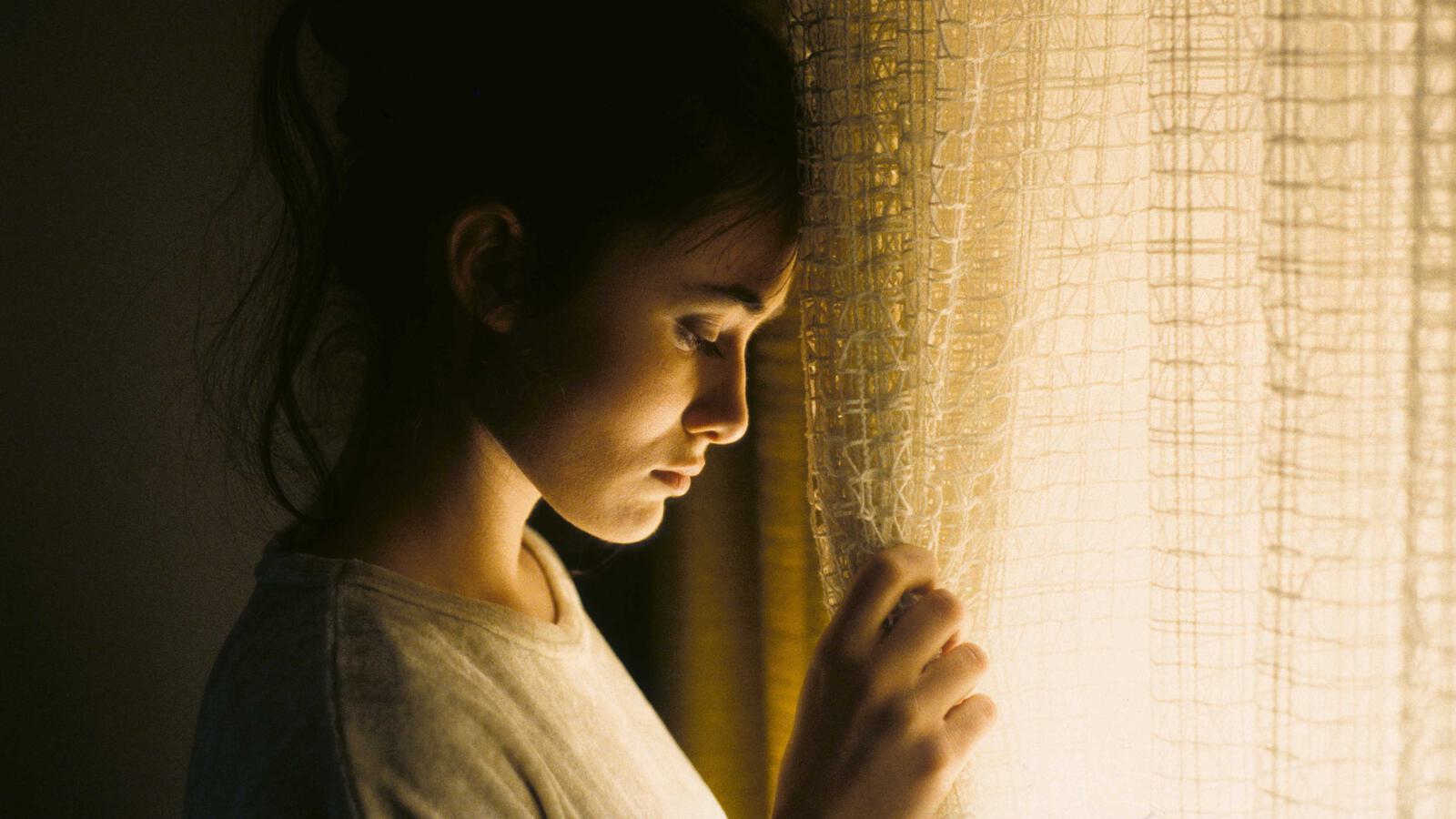 Leyla an Fenster 4000