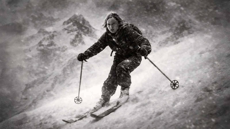 Skifahrerin in Bergfilm