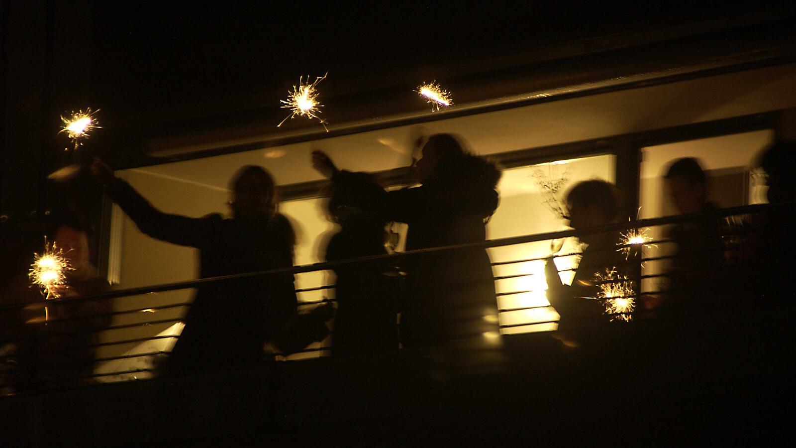 Menschen mit Wunderkerzen