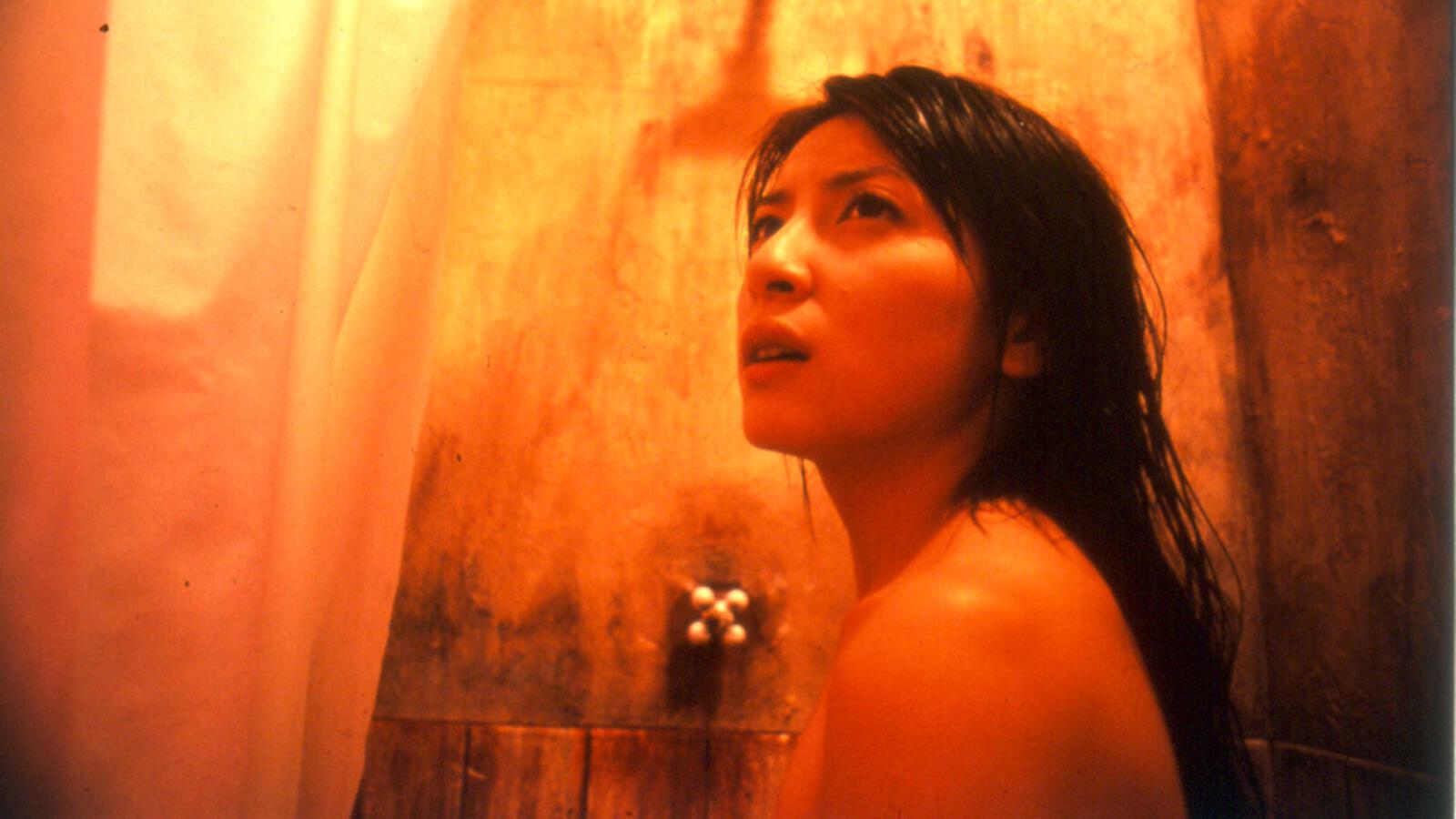 Nami hat eine böse Ahnung Nami unter der Dusche