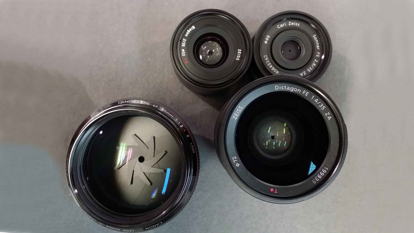 Vier Objektive mit gleicher Brennweite aber unterschiedlicher Lichtstärke