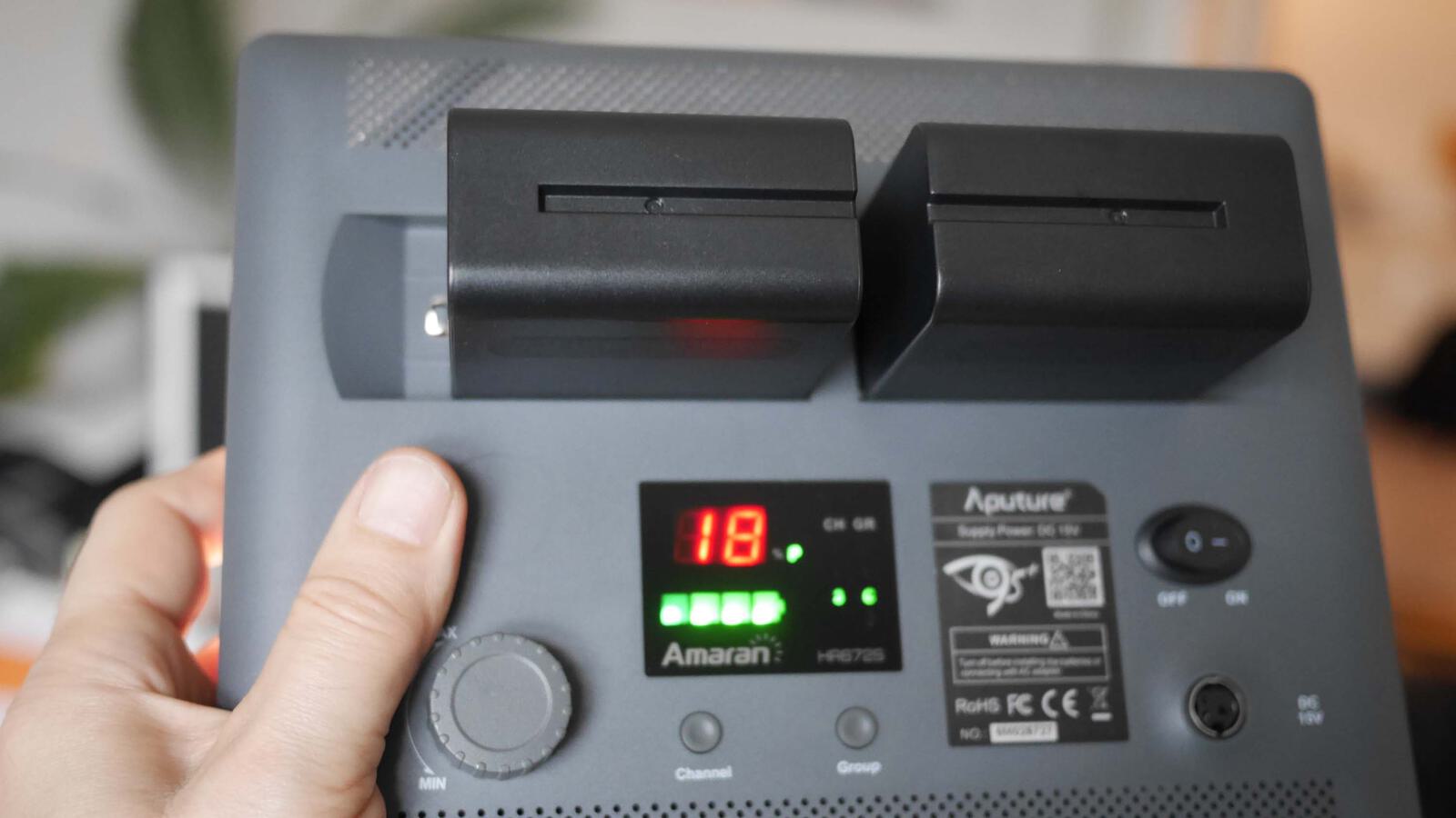 Rückseite eines LED Panels mit Akkus