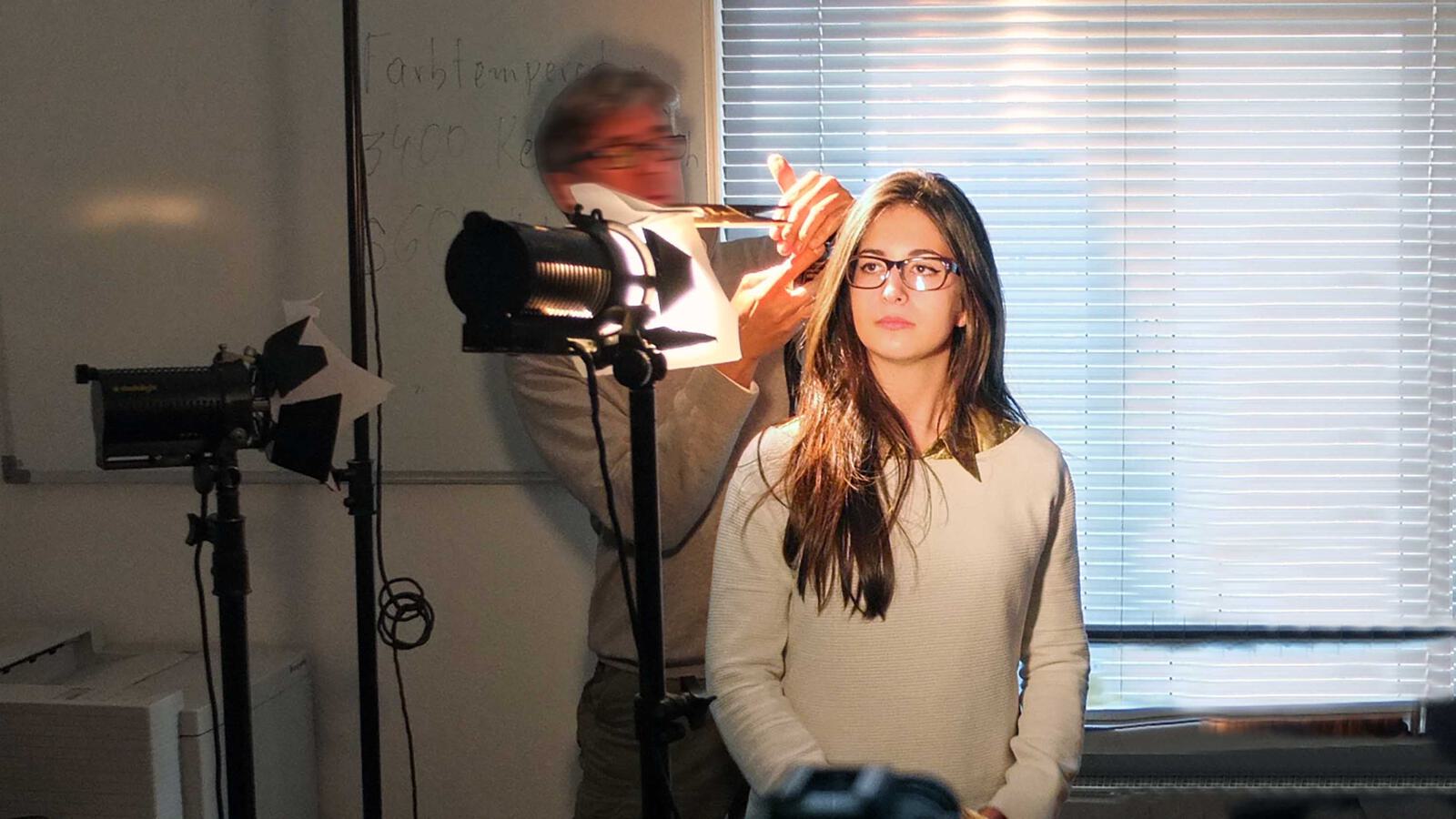 Junge Frau ausgeleuchtet