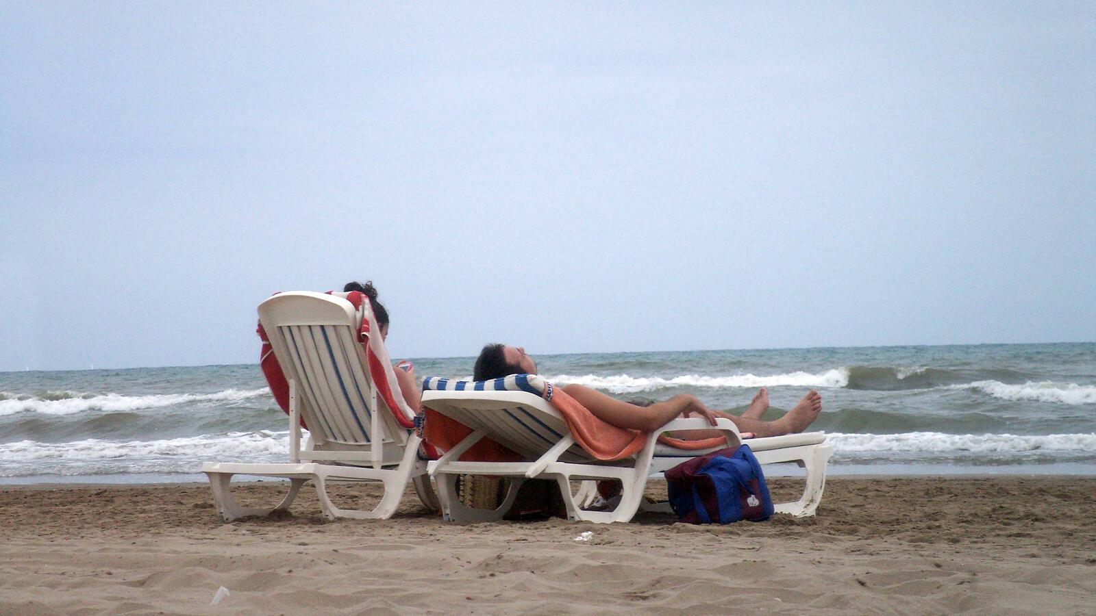 Menschen auf Sonnenstühlen