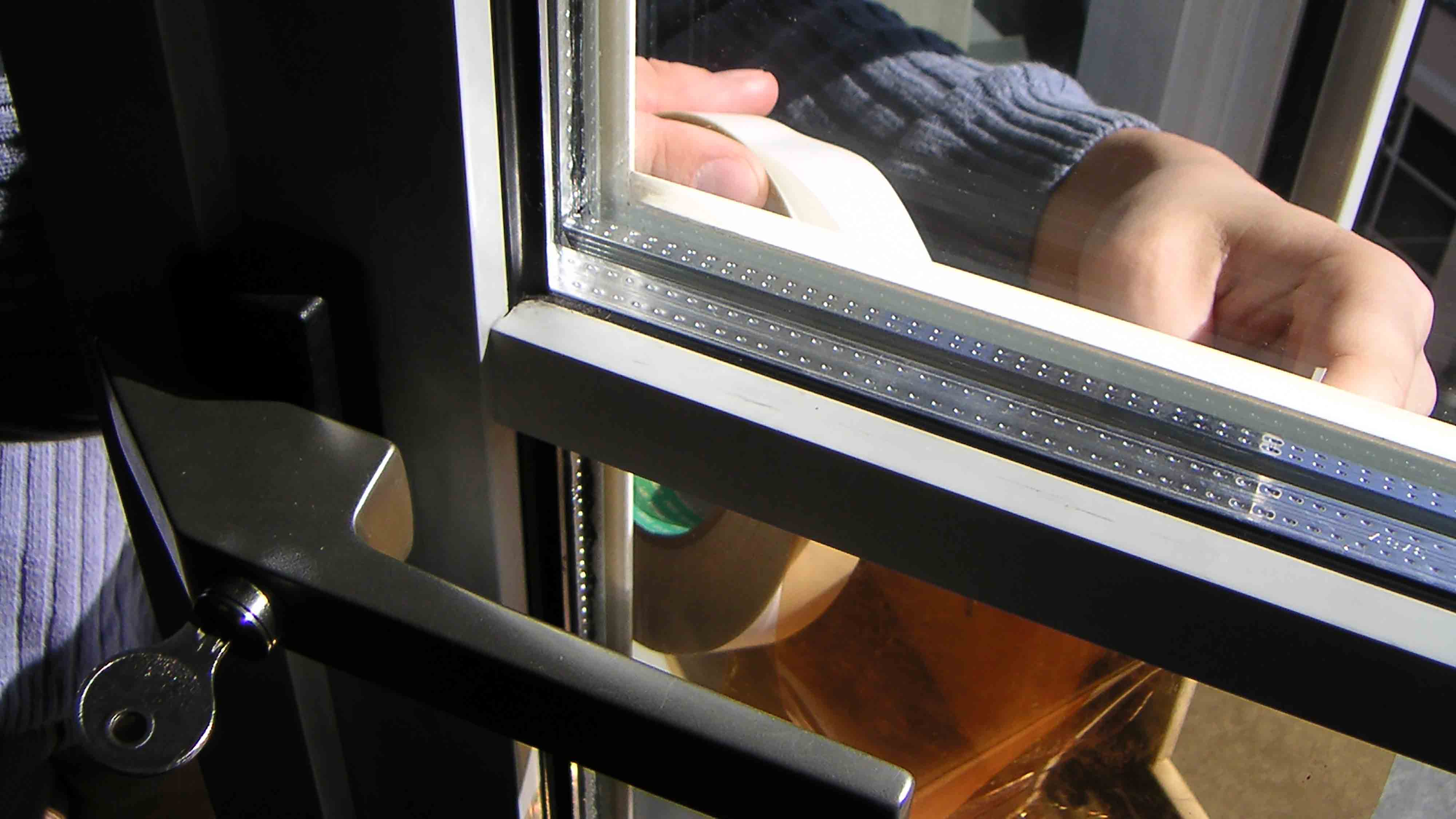 Konversionsfilterfolie wird an der Außenseite der Fenster mit Lasso-Band befestigt