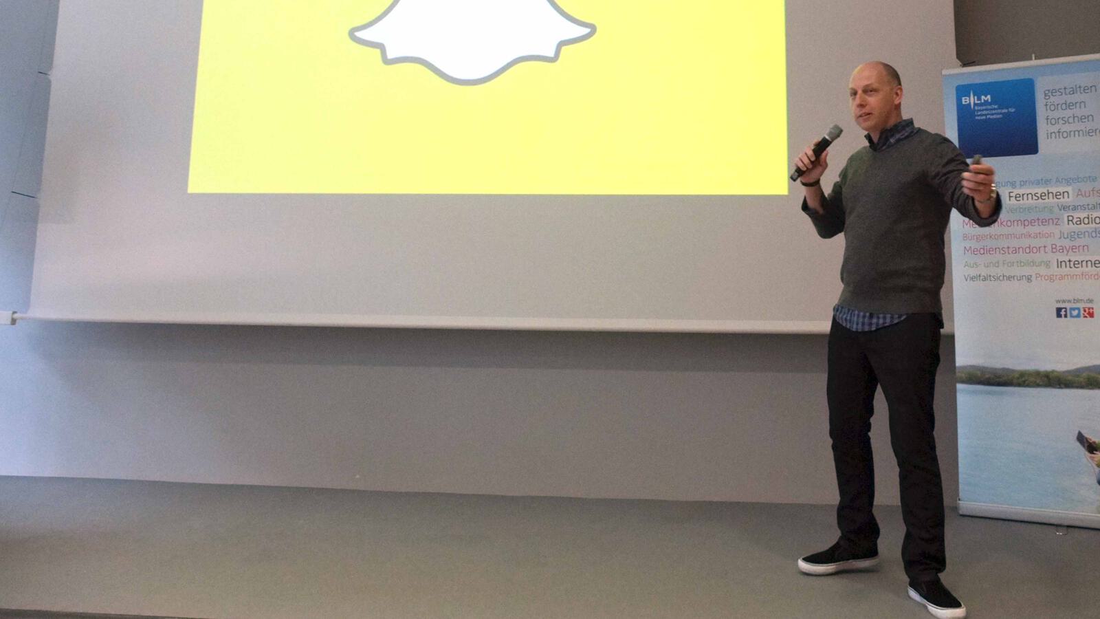 Radiohost Mark Kaye hält einen Vortrag