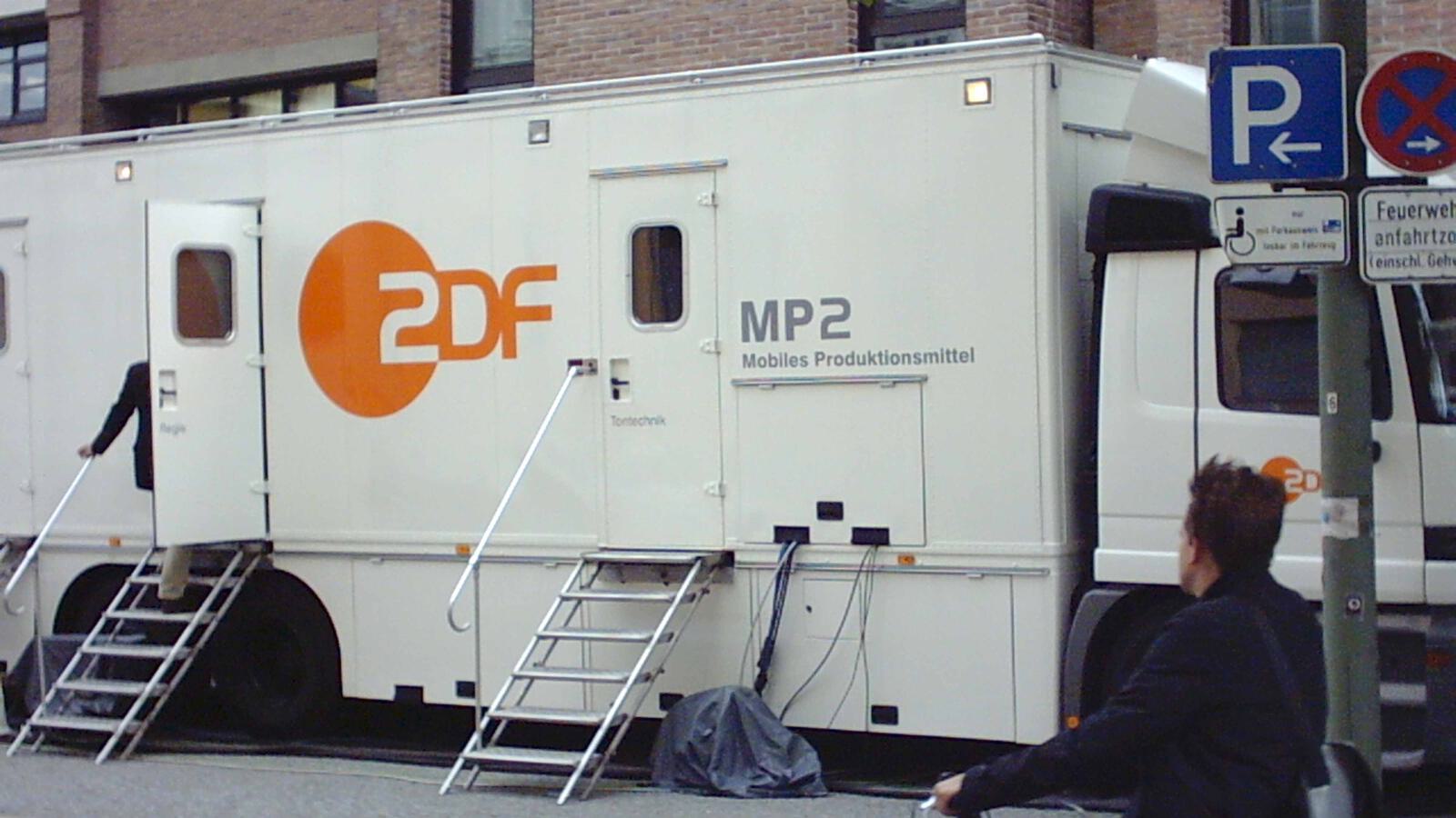 Großer Ü-Wagen, dahinter Rüstwagen