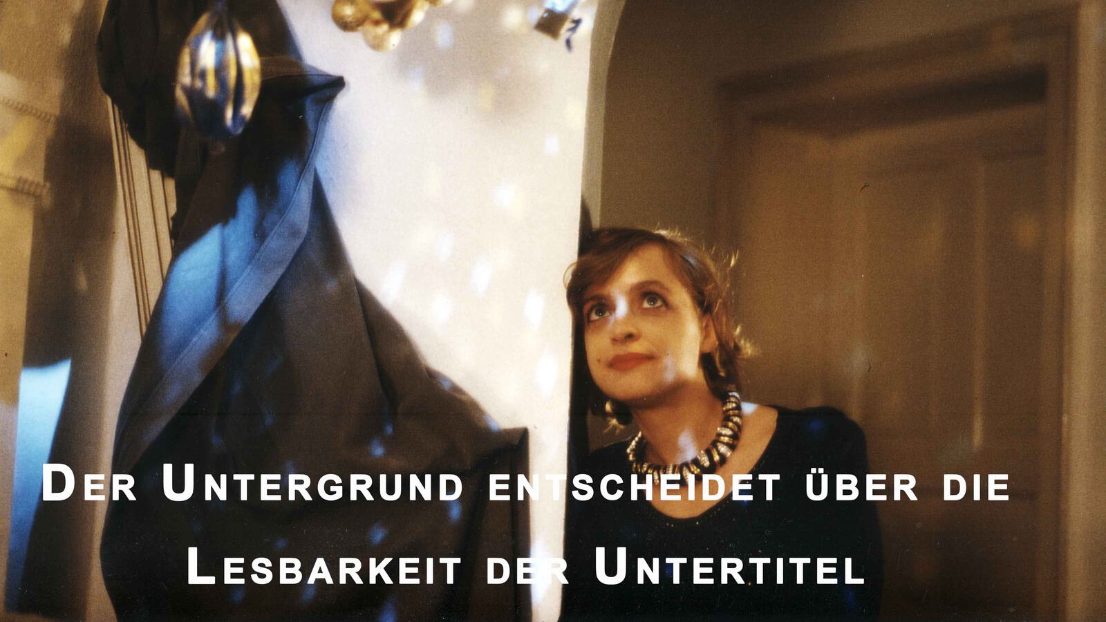 Weiße Schrift ohne Rand (Outline) braucht dunklen Hintergrund Katharina Thalbach in Liebe, Leben, Tod