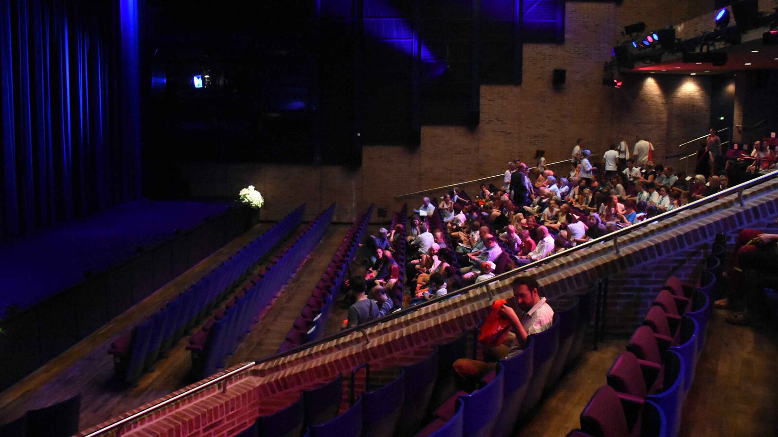 Zuschauer beim Münchner Filmfest im Kinosaal
