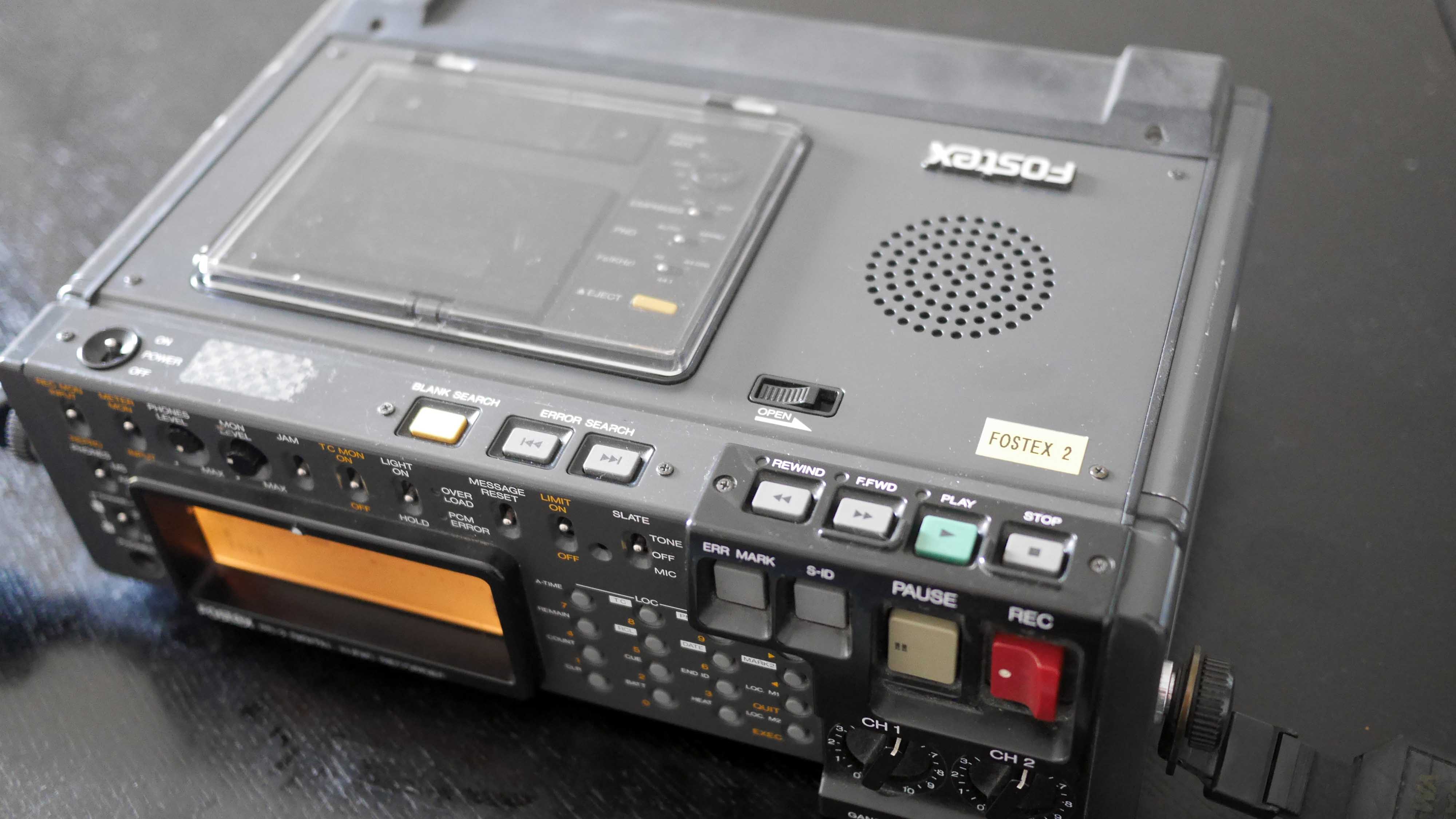 Der erste professionelle und zugleich portable DAT Rekorder, der Fostex PD 2, inzwischen auch ein Relikt