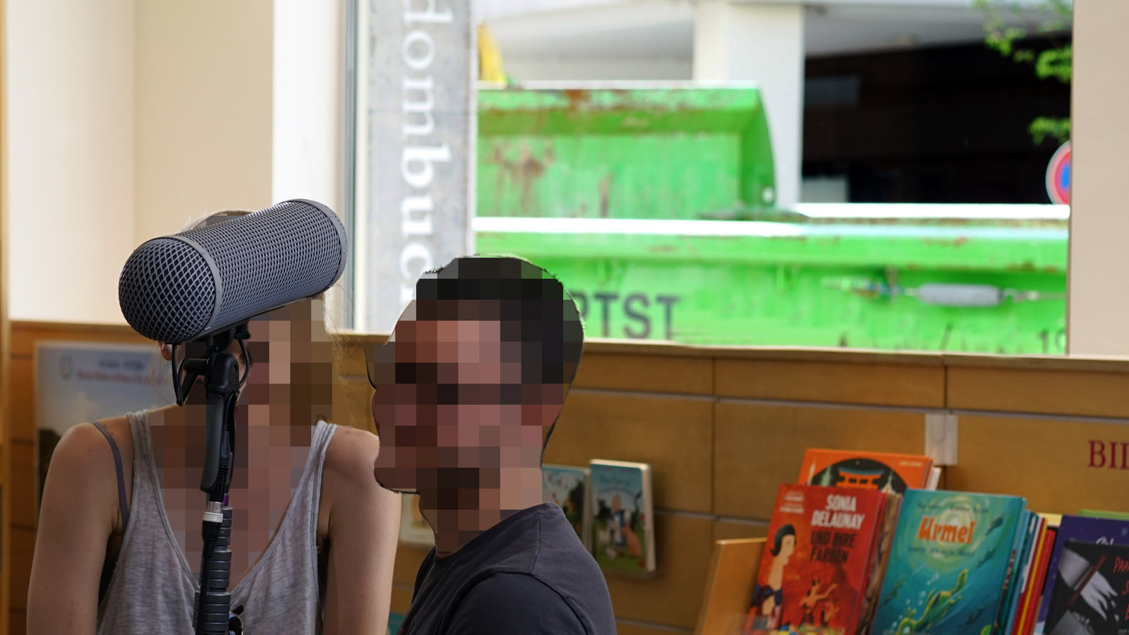 Filmteam und Kipplaster