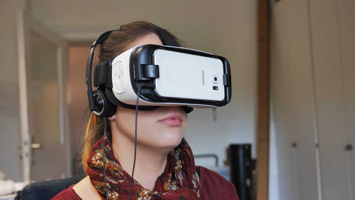 Frau betrachtet VR Film mit Brille