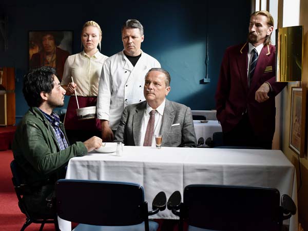 Schublade, aus der Zeitungsauschnitte quillen