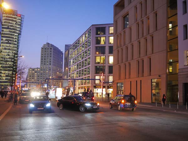 Abendlicher Straßenverkehr am Potsdamer Platz