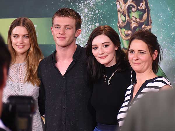 Hauptdarsteller aus Smaragdgrün vor Premiere