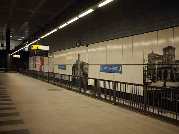 Verwaiste U-Bahnstation mitten am Tag und mitten unter dem belebten Hauptbahnhof