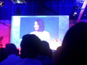 Preisverleihung in leerem Industriegebäude