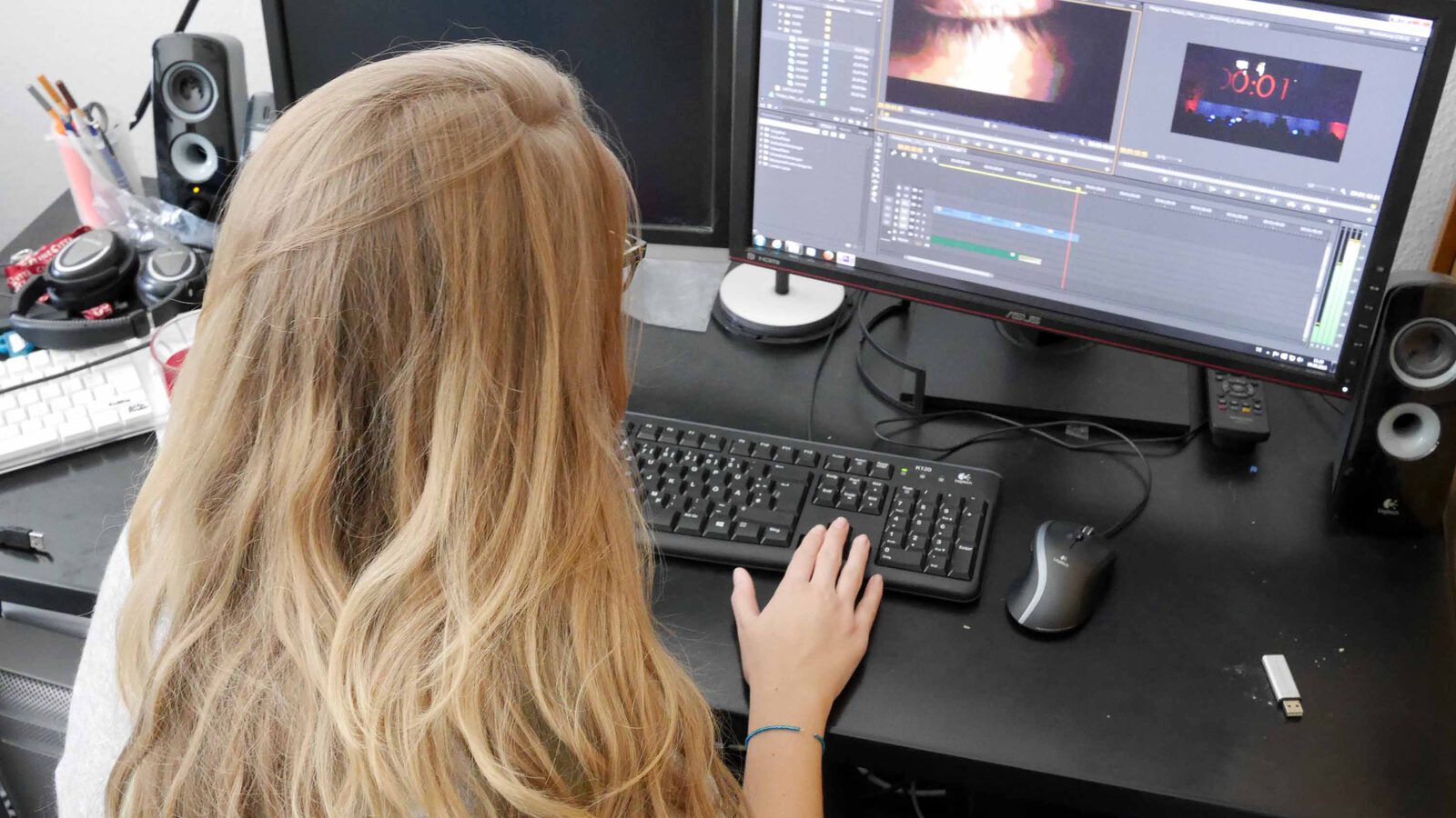 Frau an Schnittplatz sitzend