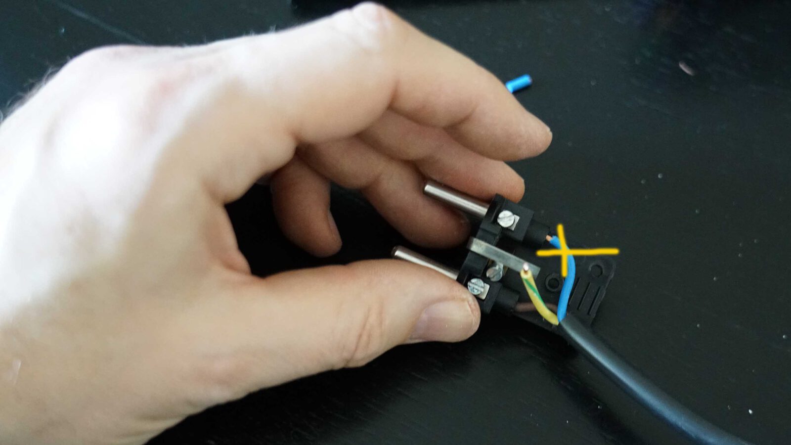 Netzstecker Adern festschrauben 3000