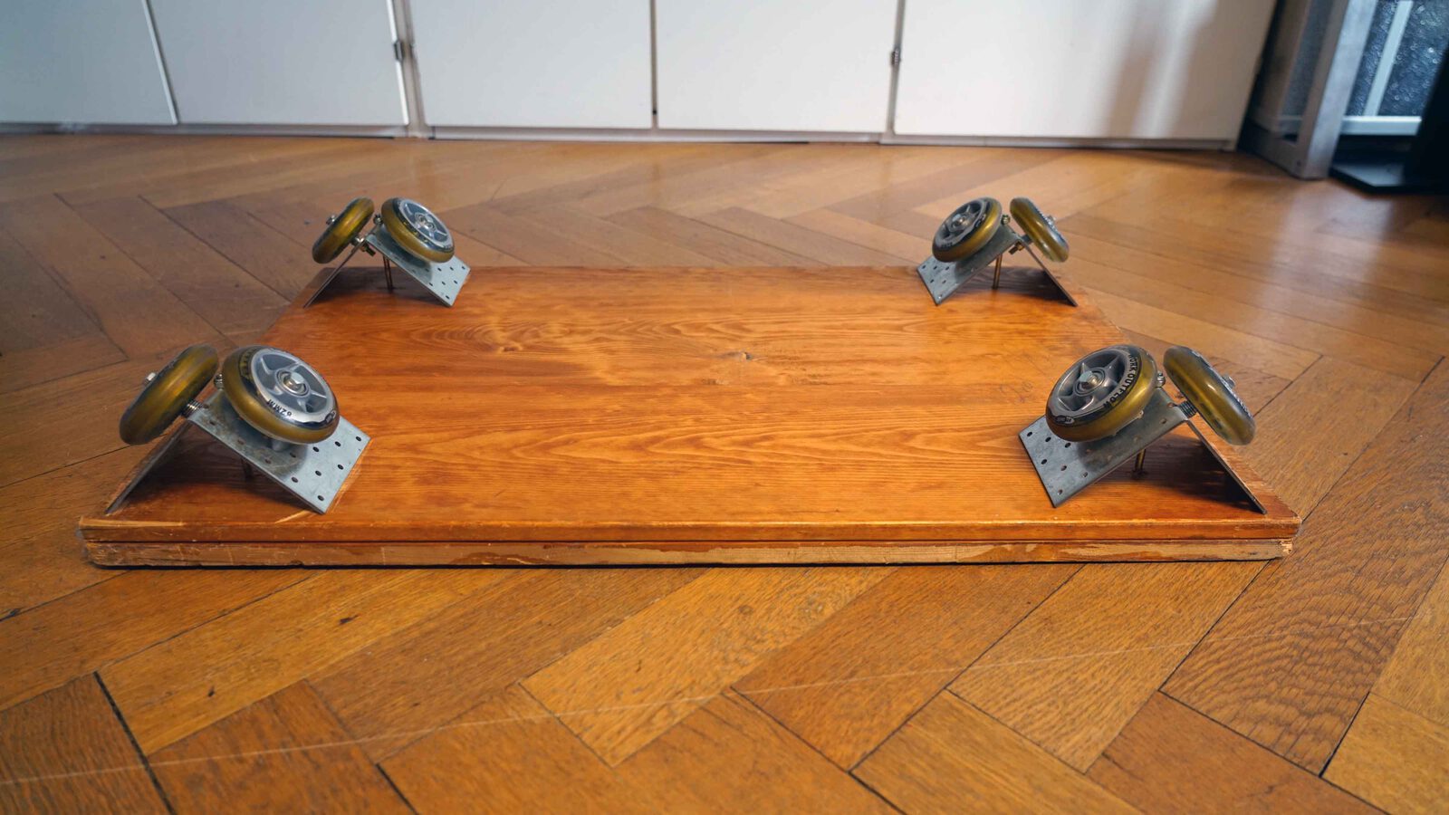 Hier gut zu sehen:Die BEfestigung der Rollen am Dolly