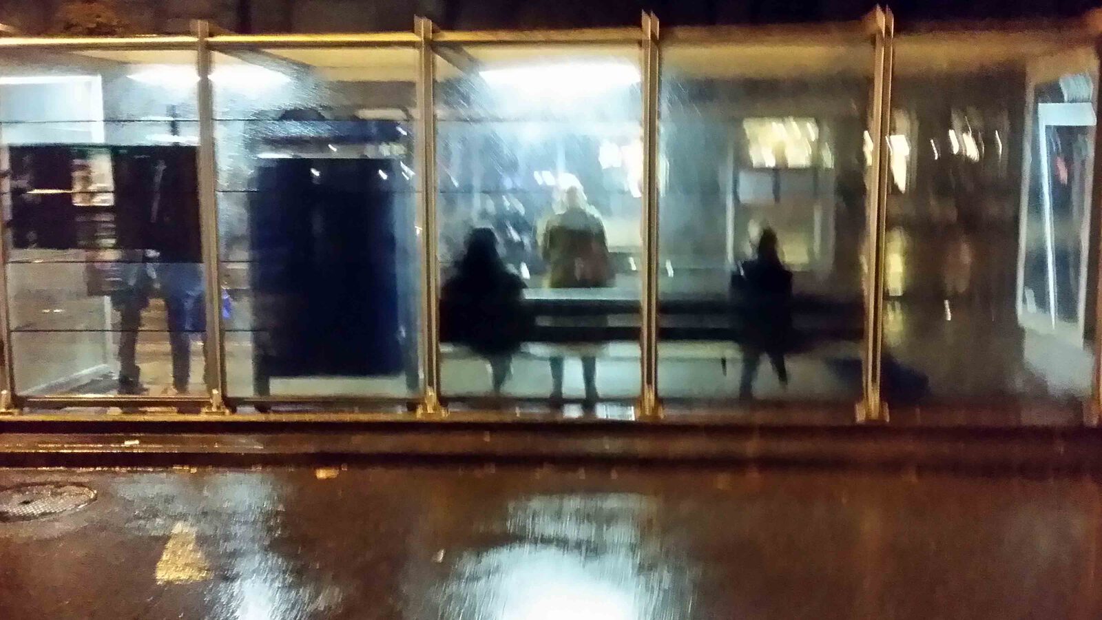 Silhuetten vor Schaufenstern